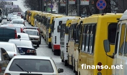 Власти Киева закроют 24 маршрутных рейса к осени