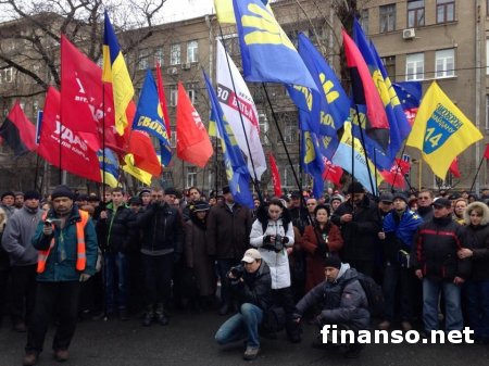 Под зданием МВД активисты Евромайдана требуют отставки Захарченко